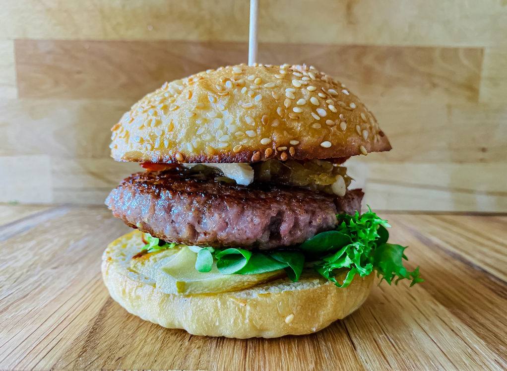 Hamburguesa con queso de cabra, manzana y mermelada de cebolla