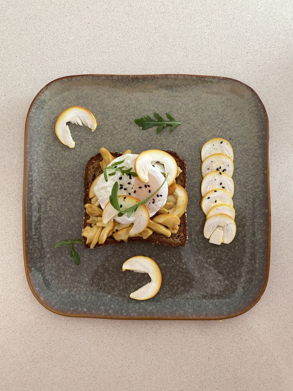 Tostada con amanita caesarea y huevo poché