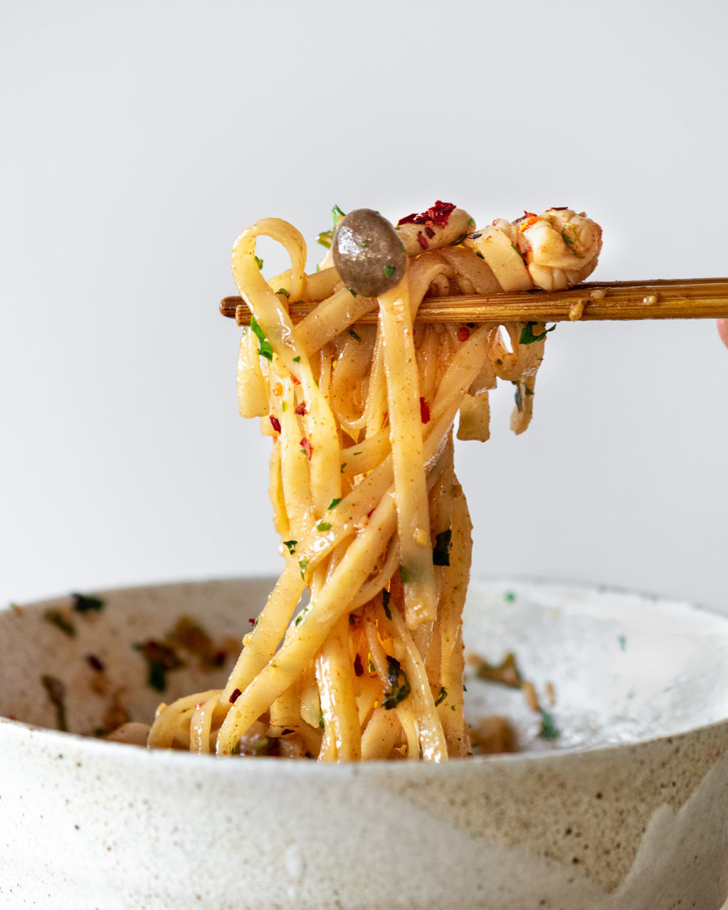 Chili oil noodles con gambas y enokis