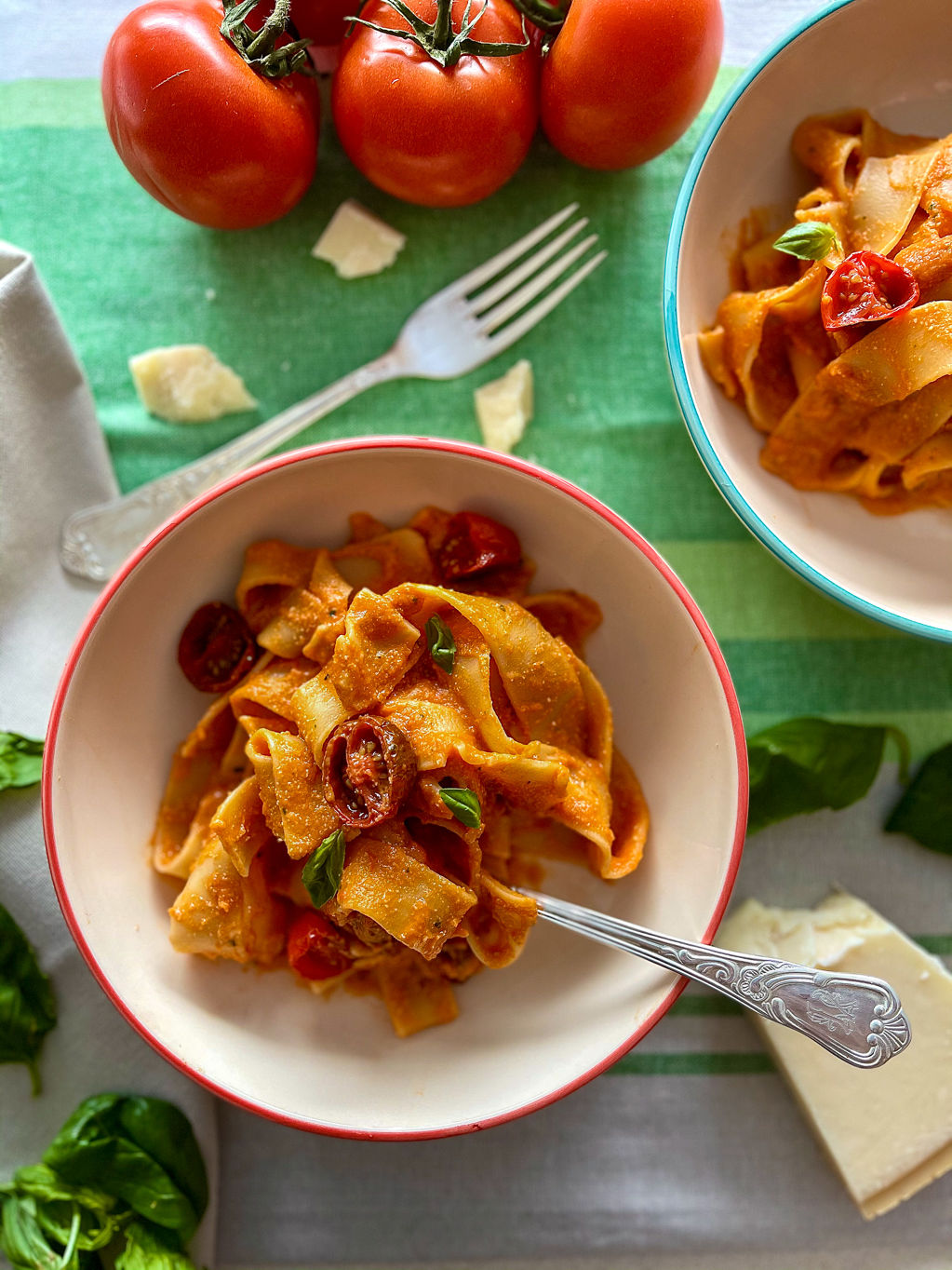 Pasta con salsa cremosa de tomate y anacardos