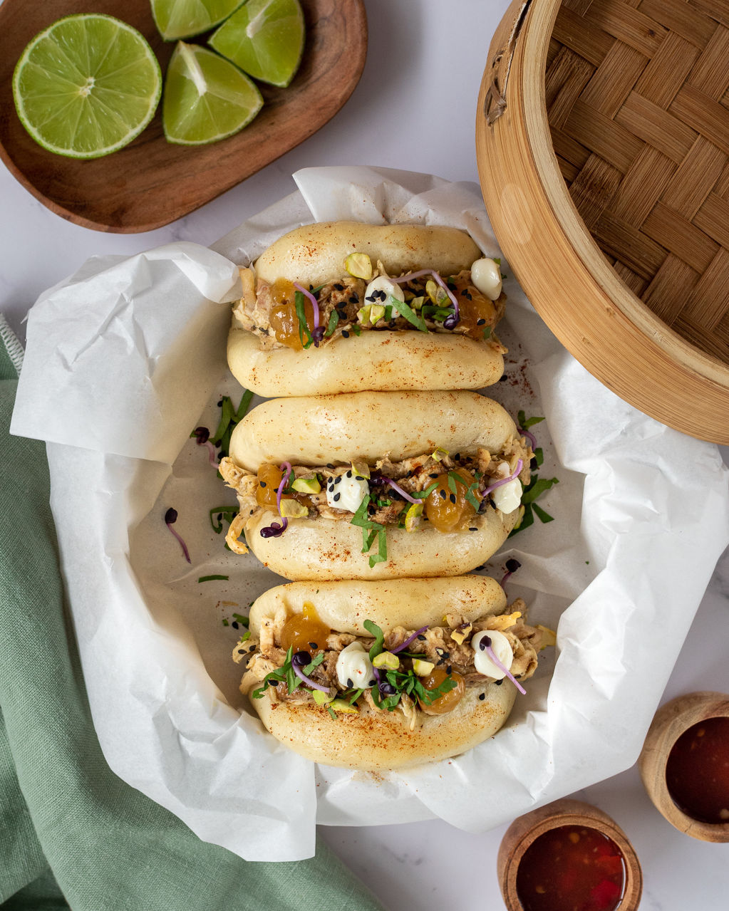 Bao buns amb pollastre a l'ast, chutney de préssec i all i oli