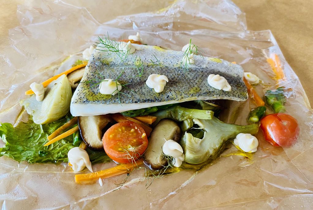 Papillote de merluza y verduras de temporada con mayonesa de soja y lima