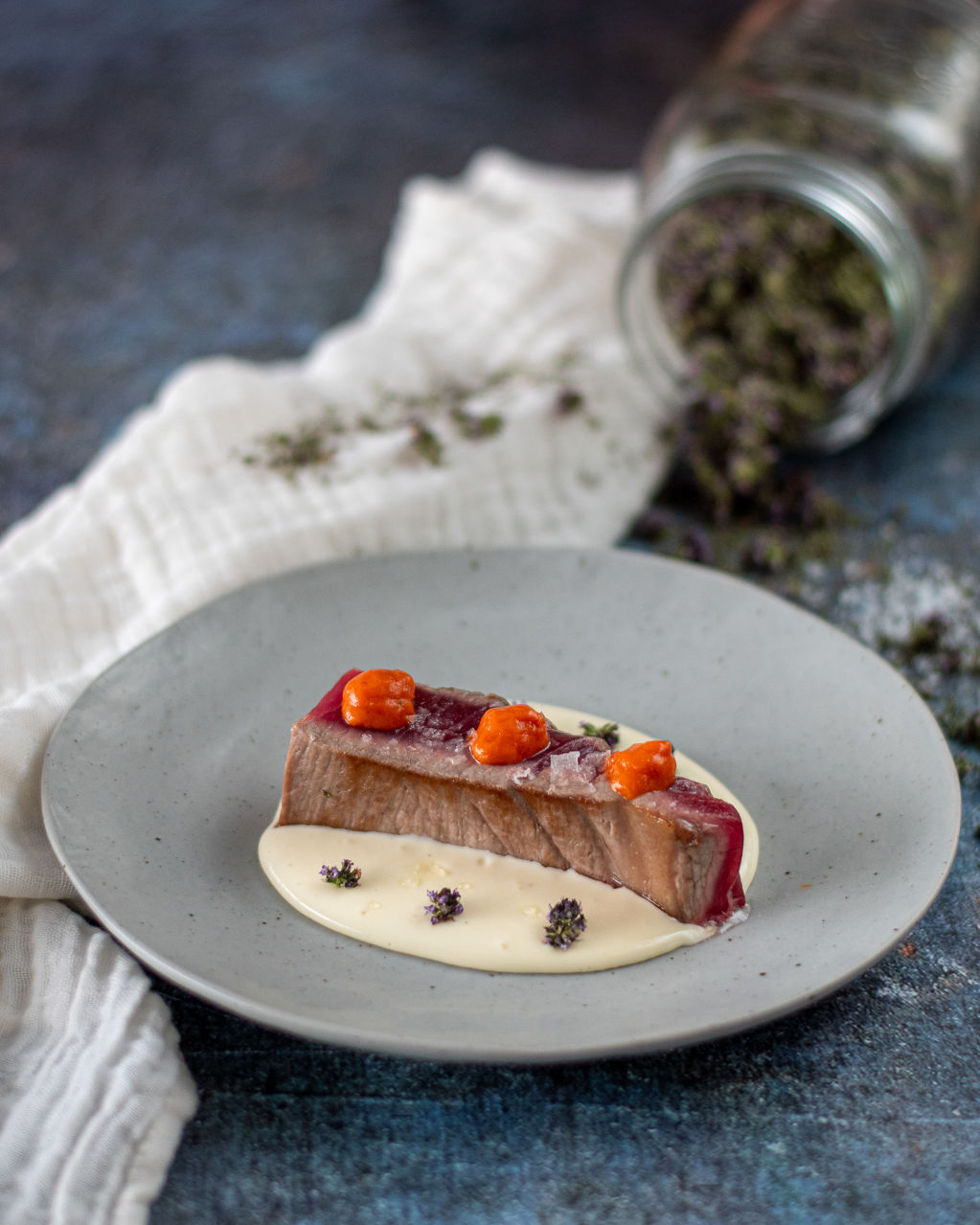 Tonyina amb crema de formatge brie i melmelada de tomàquet