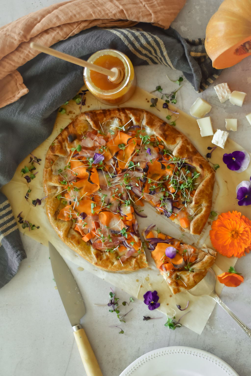 Galette d'espelta amb carbassa, cansalada, formatge i mel