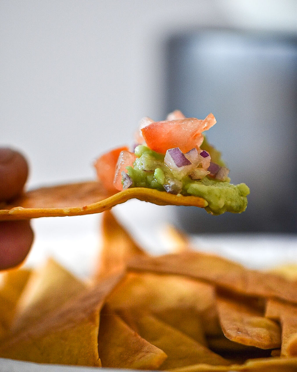 Nachos de harina de garbanzos y guacamole con 