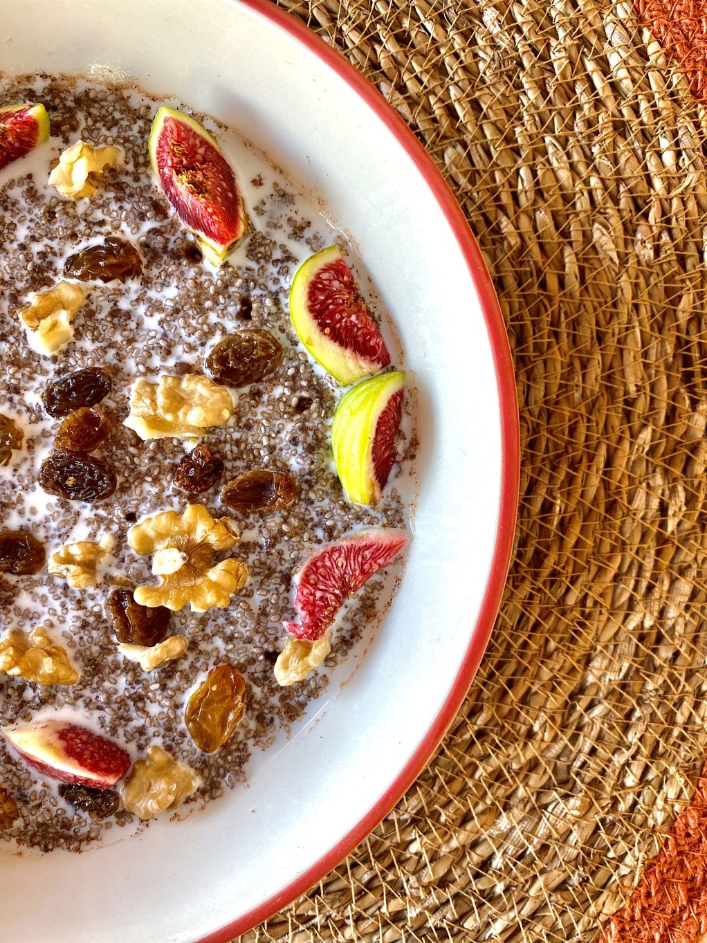 Bowl de chía con higos, nueces y pasas