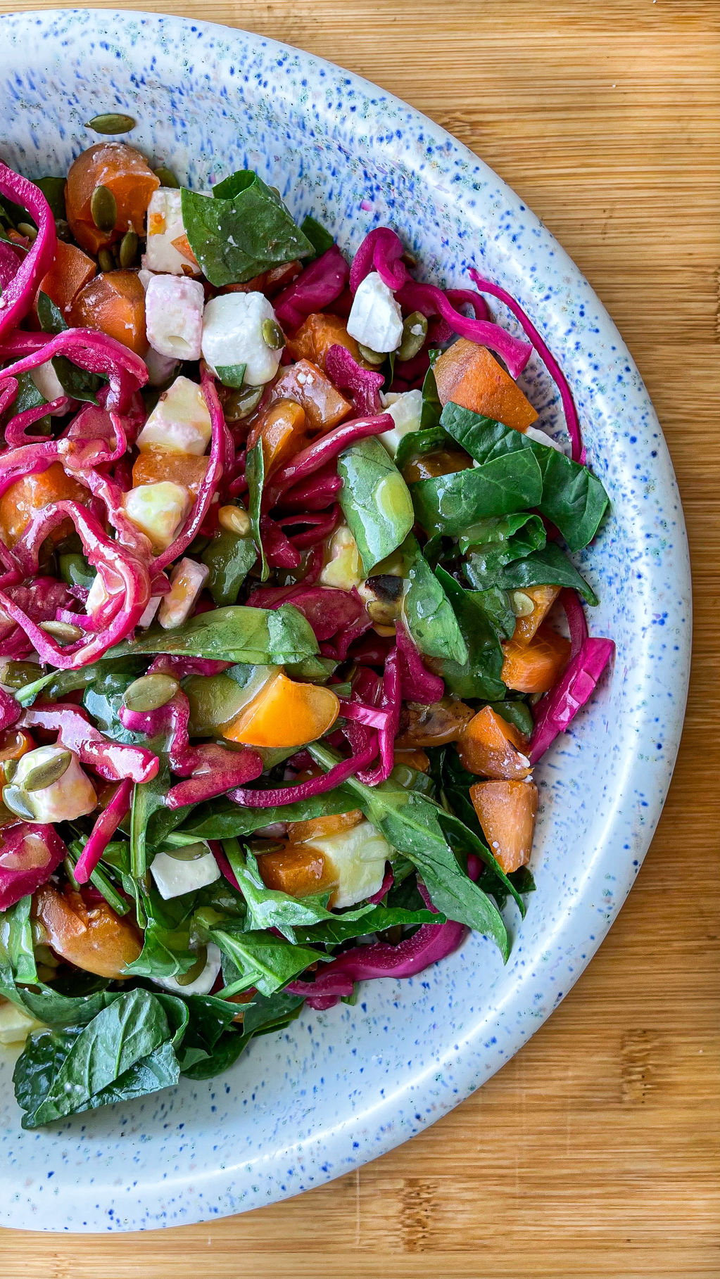 Summer salad con albaricoques, feta y col encurtida