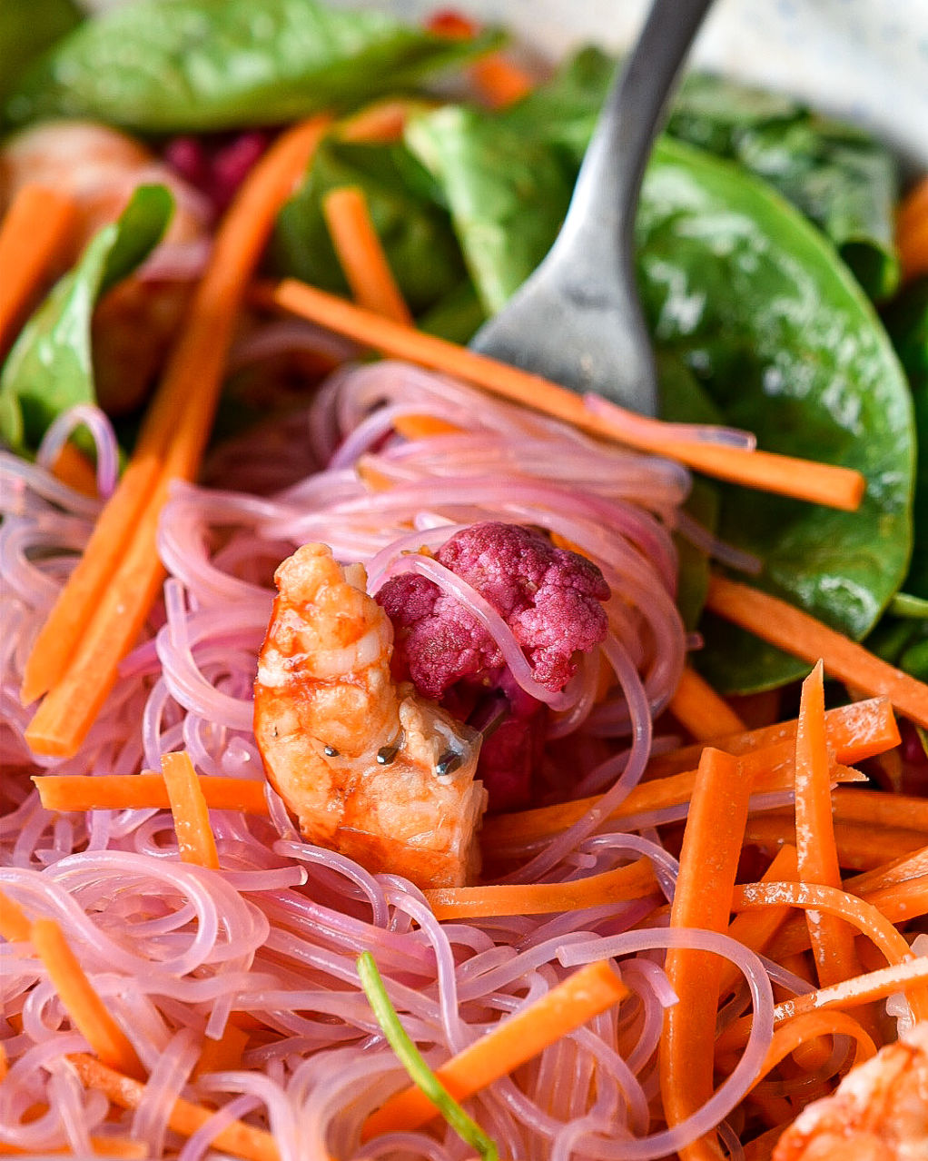 Noodle salad con gambas y verduras
