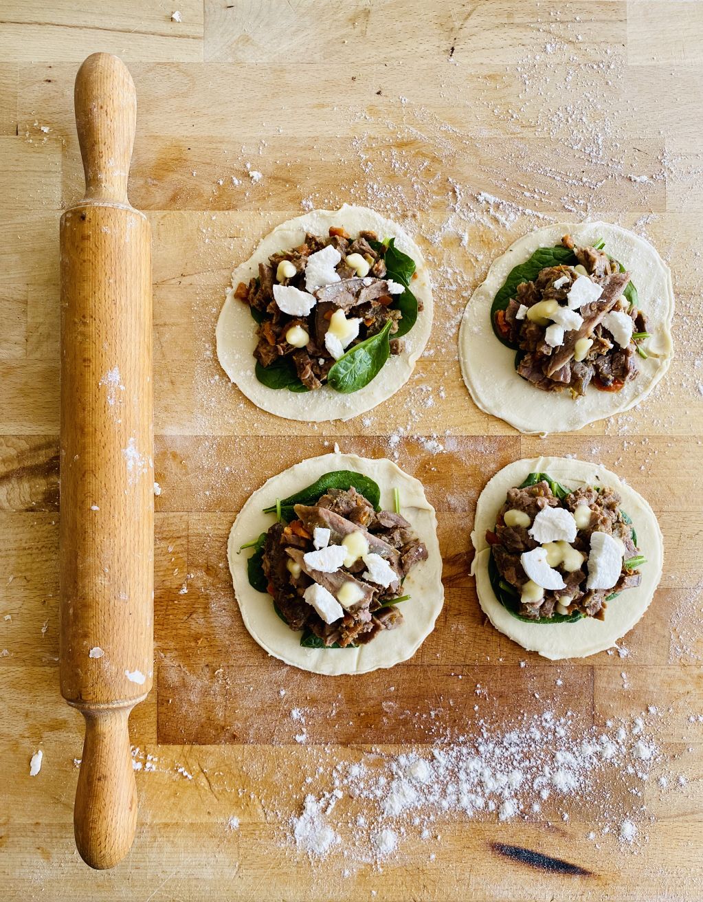 Milhojas de carrillera de cerdo con manzana, queso de cabra y espinacas