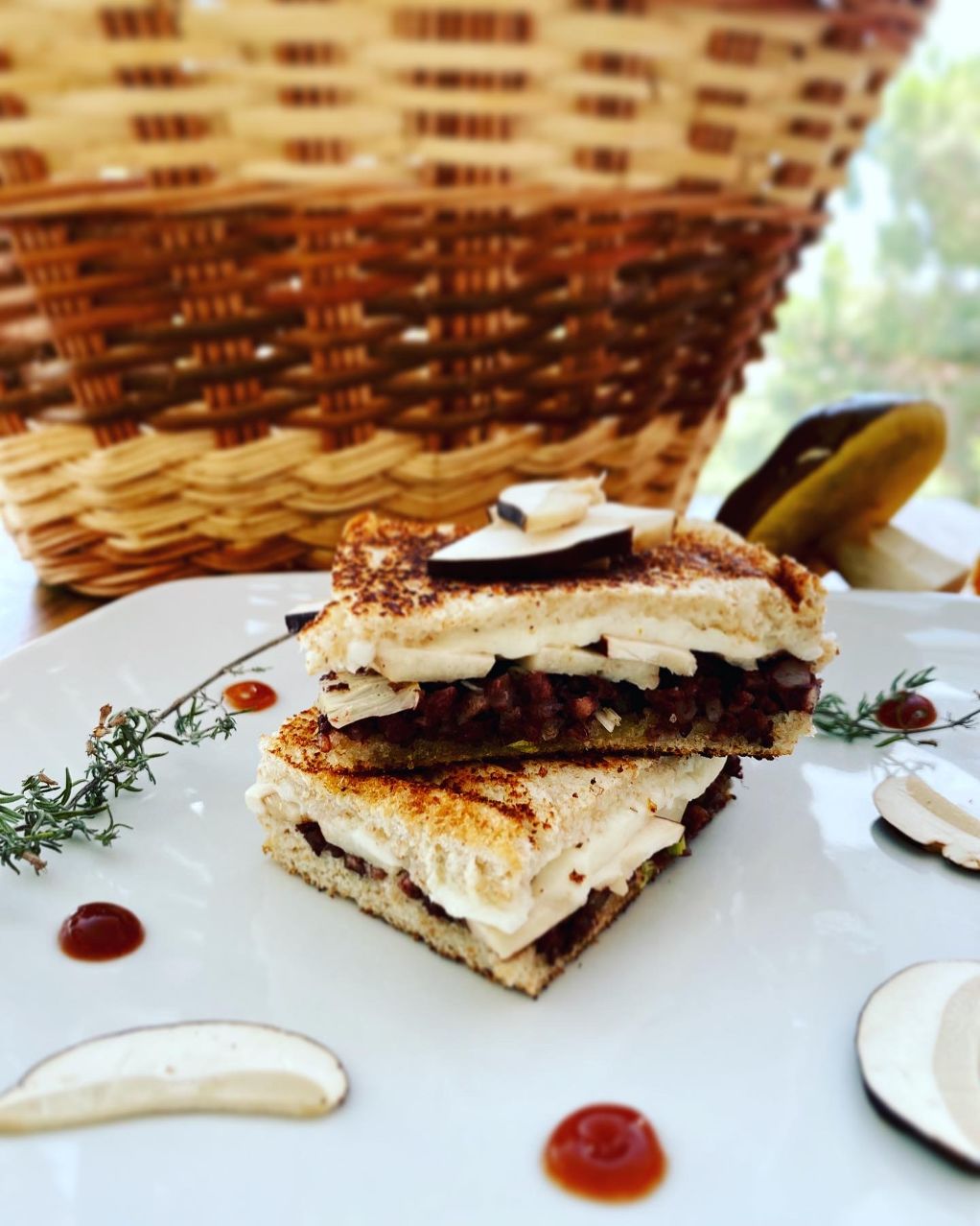 Sandwich de boletus con mozzarella, butifarra negra y ajos tiernos