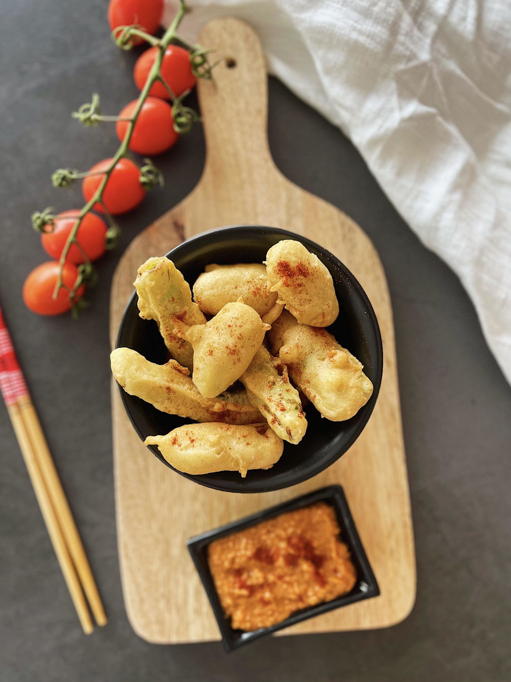 Tempura de calçots con salsa romesco