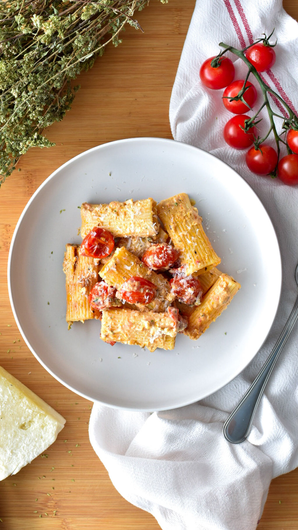 Pasta fàcil amb tomàquets cherry i ricotta