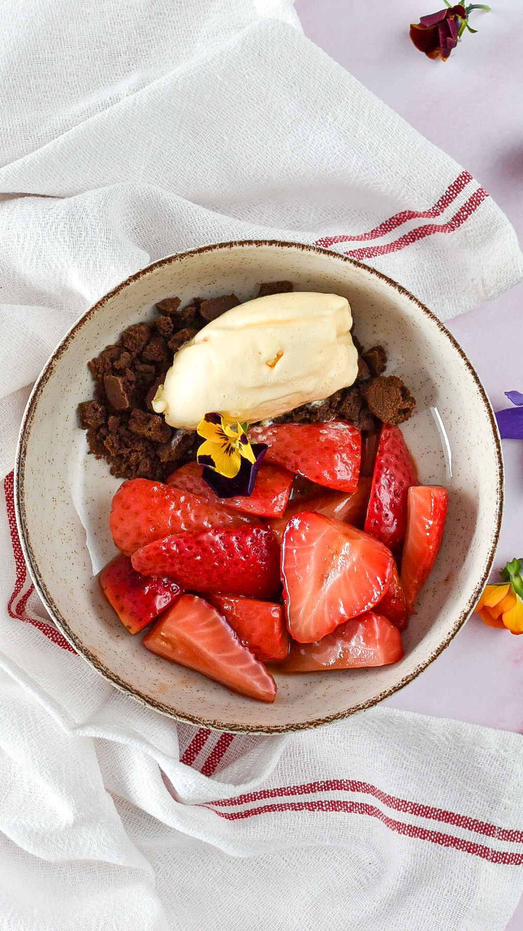 Fresas con crema de balsámico, helado de vainilla y crumble de cacao