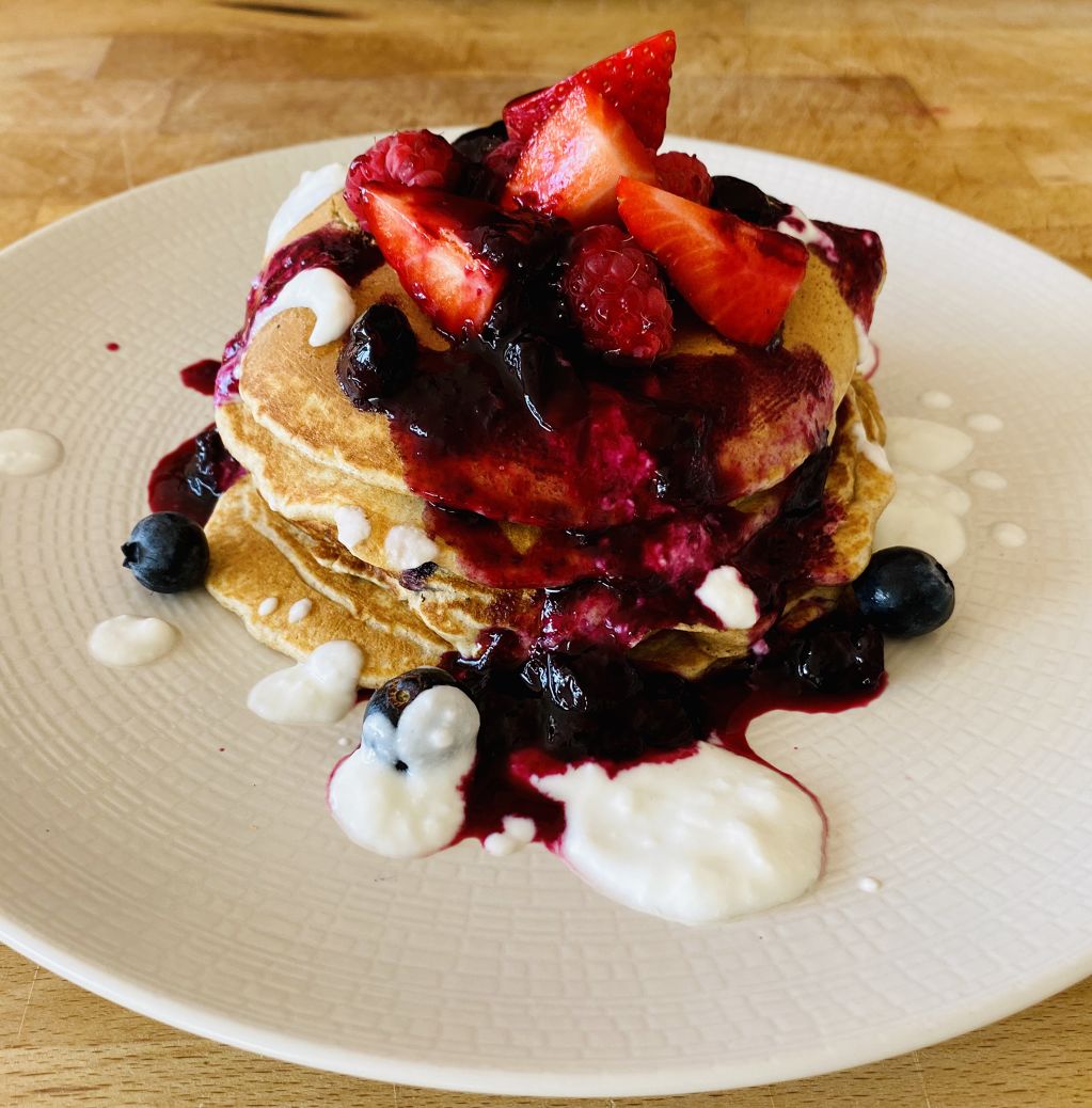 Bluberry pancakes con salsa de arándanos casera