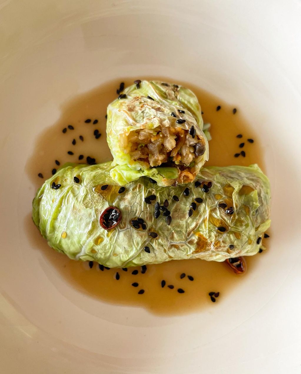 Rollitos de col con verduras y arroz integral