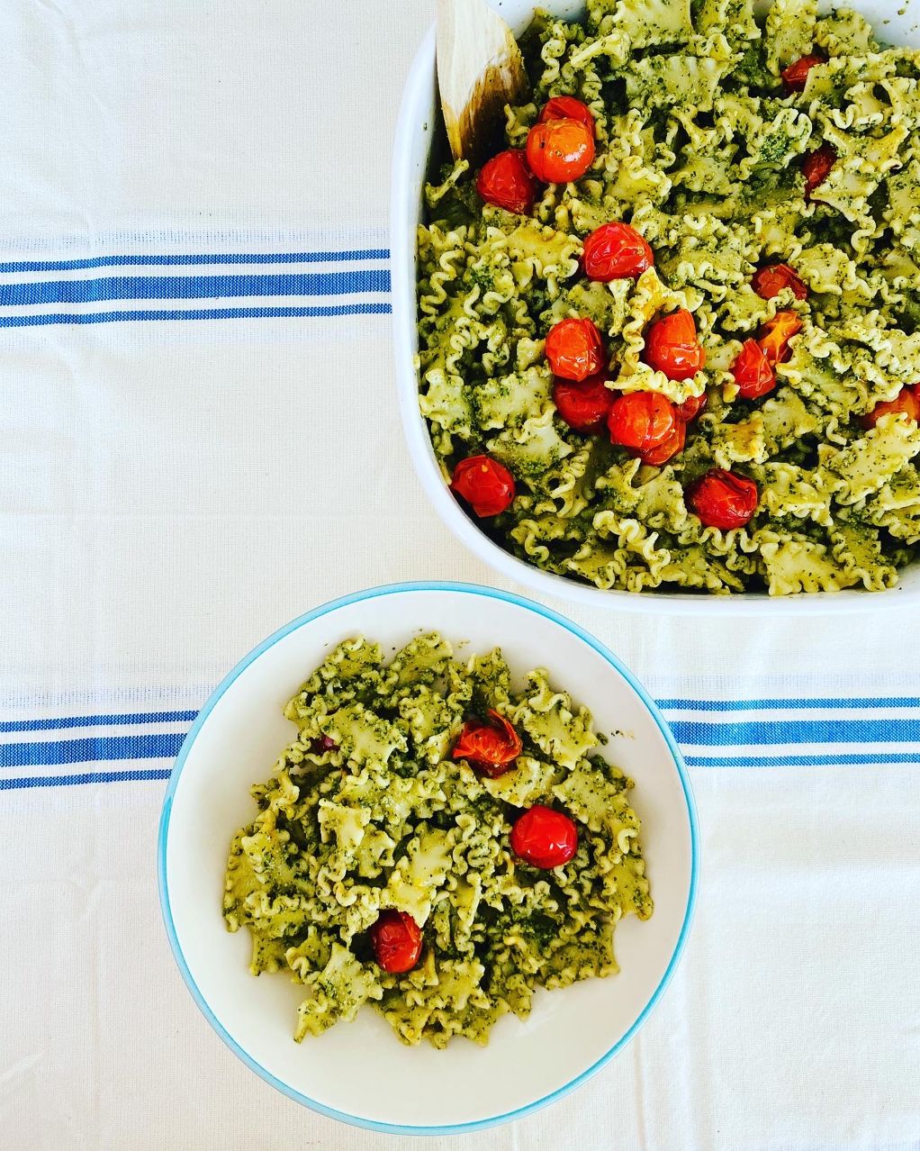 Pasta al pesto de rúcula y nueces con tomates asados