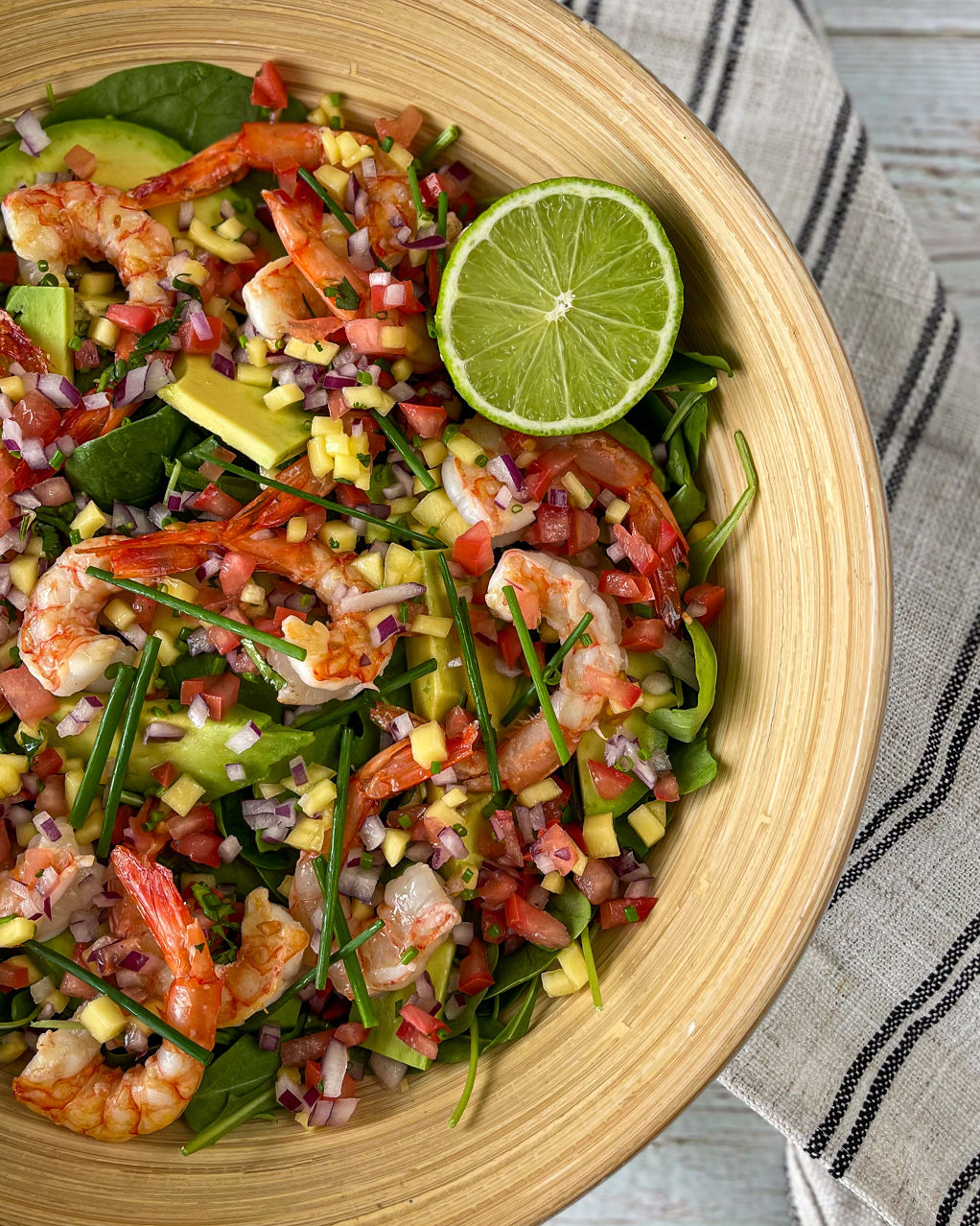 Ensalada tibia de gambas y pico de gallo con mango y lima