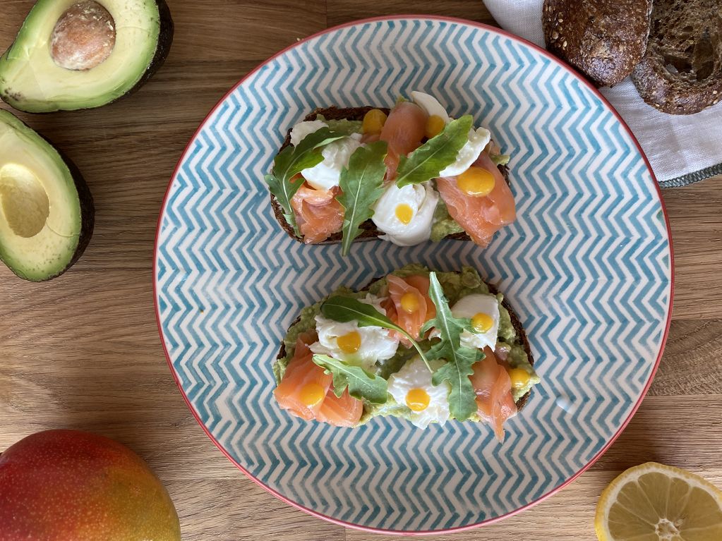 Torrada d'alvocat, mozzarella, mango i salmó fumat casolà