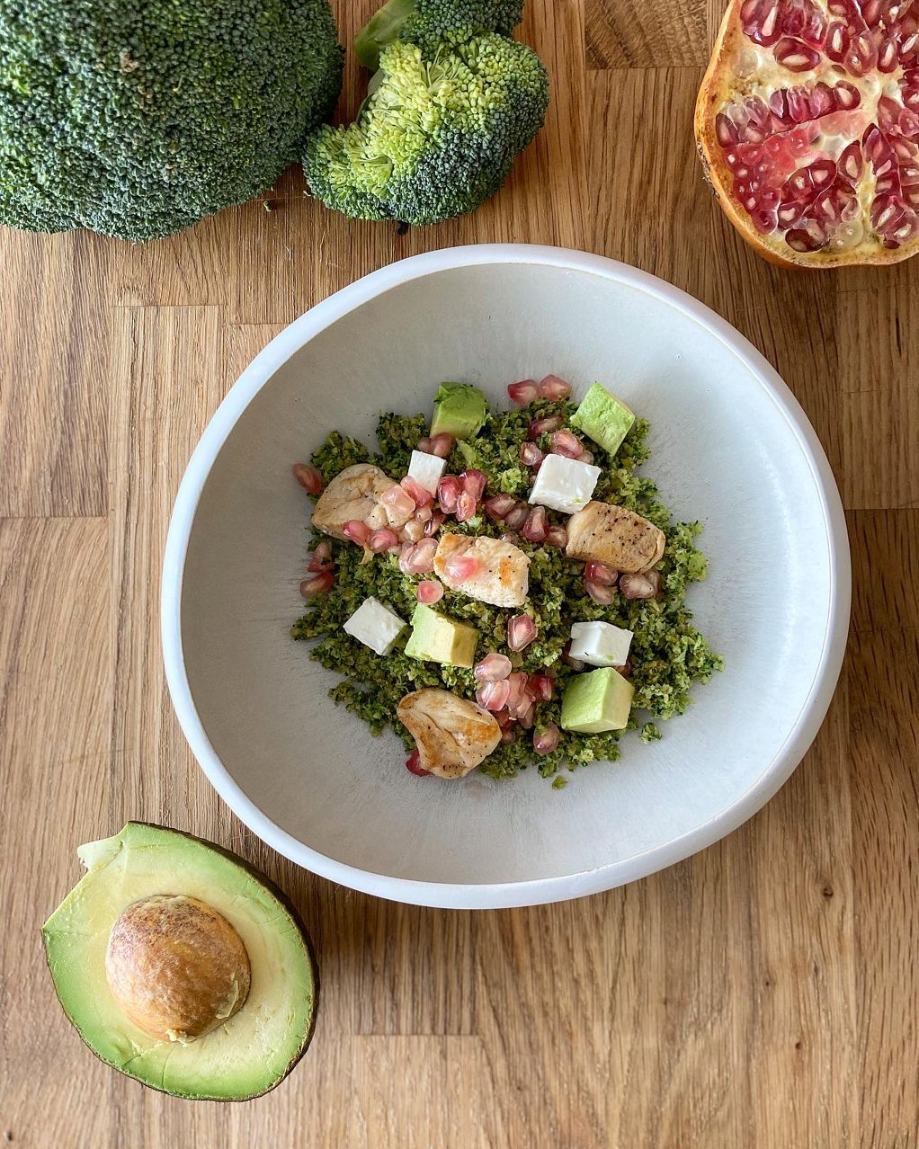 Falso arroz de brócoli con feta, pollo, granada y aguacate