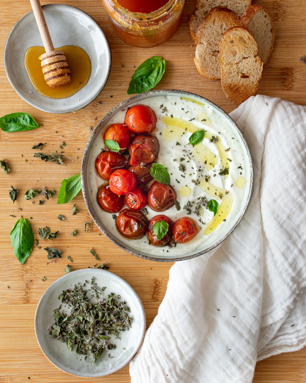 Dip de formatges amb herbes aromàtiques i tomàquets cirera