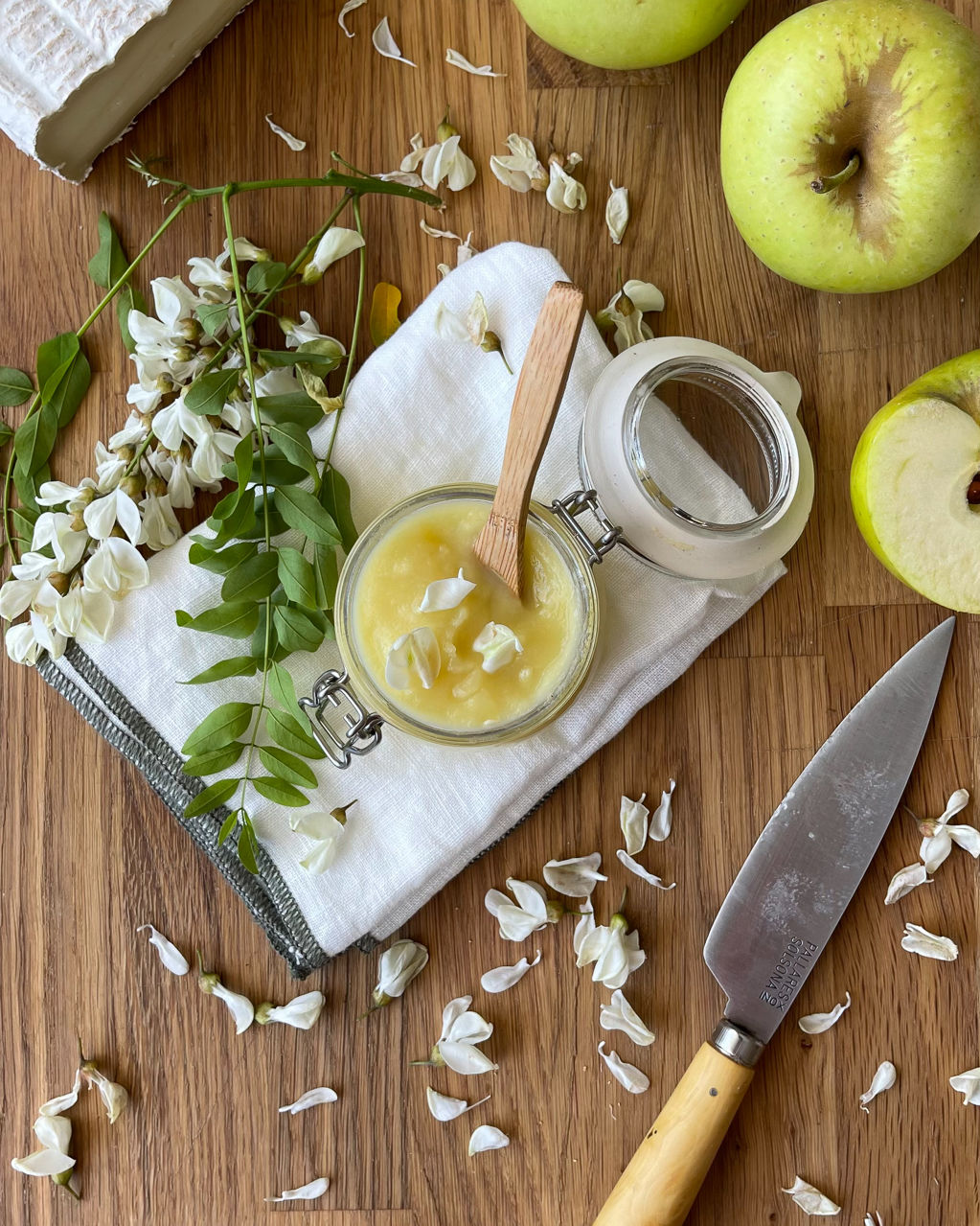 Compota de manzana con flores de acacias