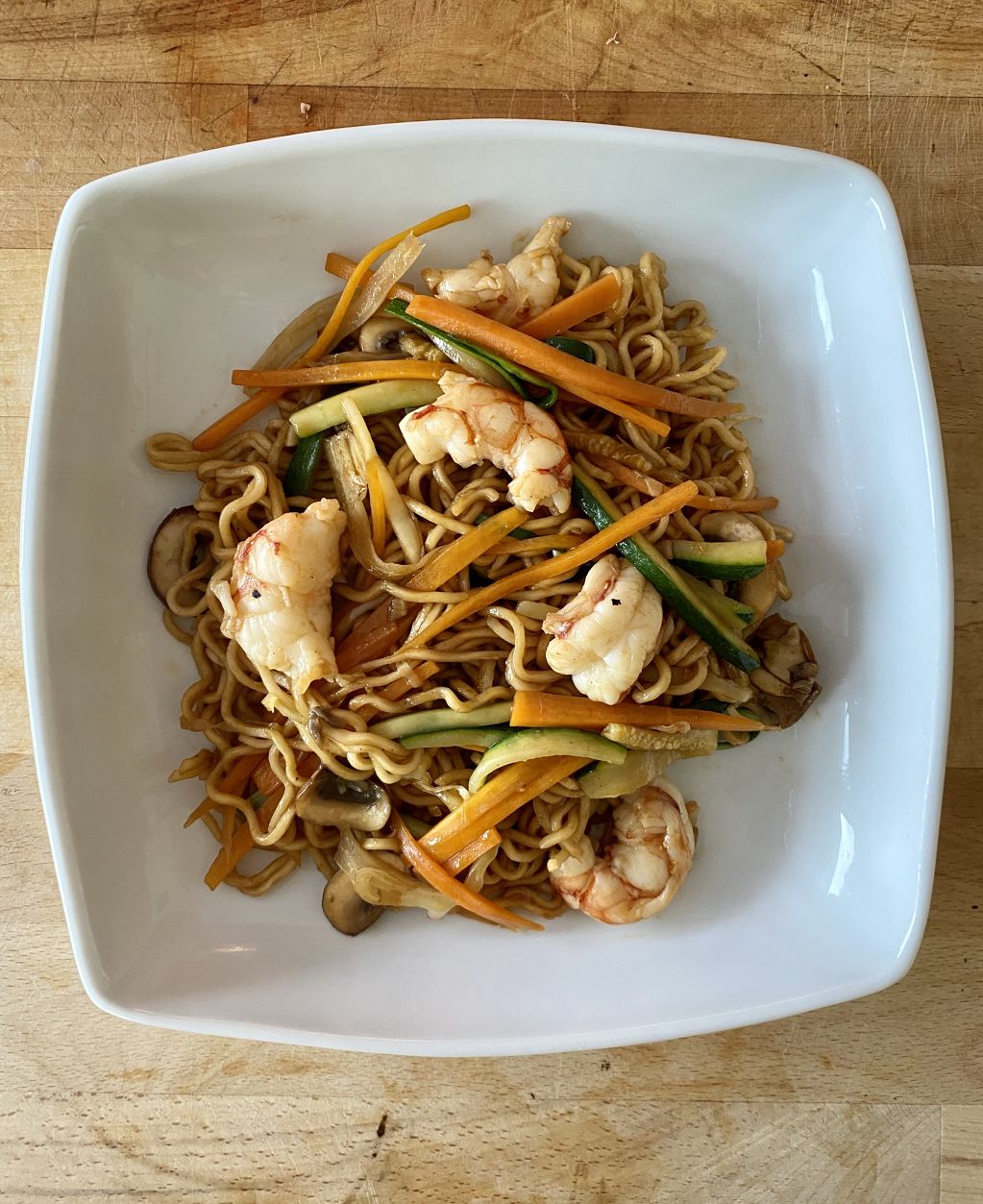 Yakisoba con verdures y gambas