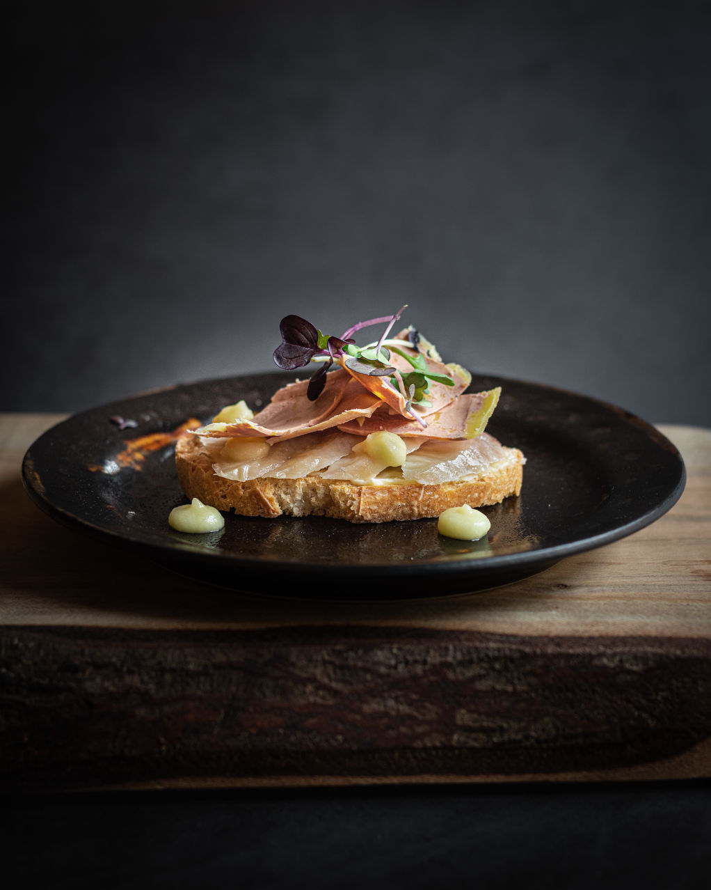 Tostadita con anguila ahumada, foie y compota de manzana