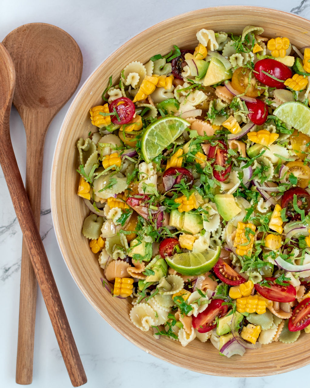 Ensalada de pasta con vinagreta de lima y cilantro