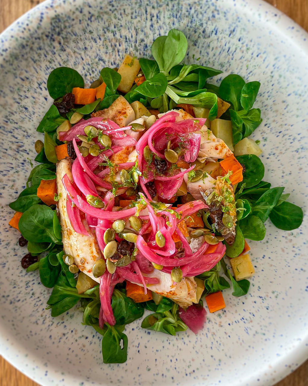 Ensalada de invierno con boniato, patata y pescado azul