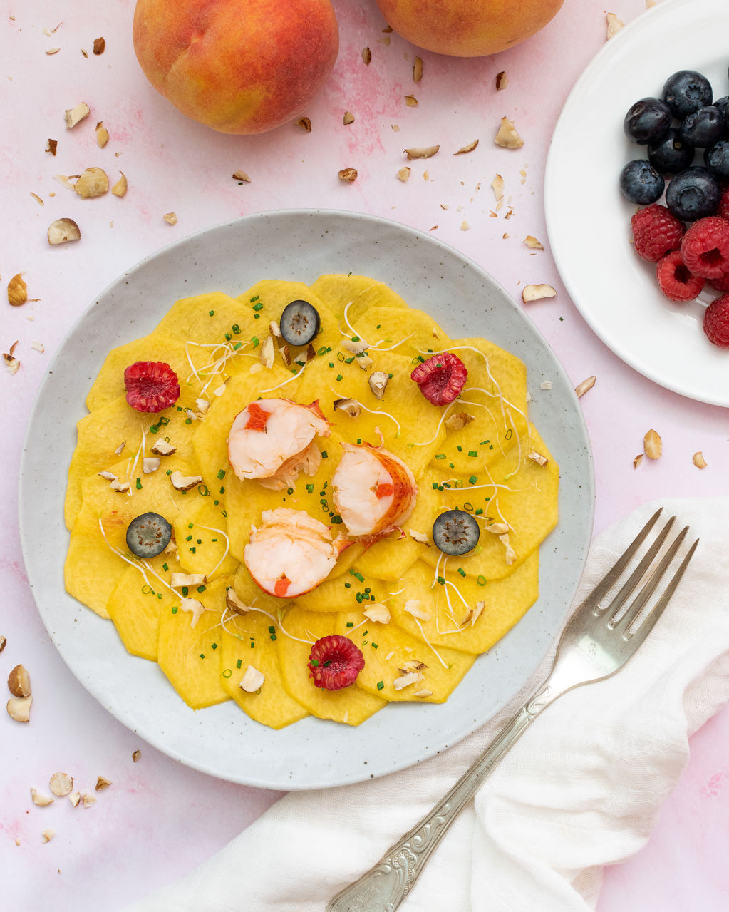 Carpaccio de préssec amb llamàntol, fruits vermells i vinagreta d'avellanes