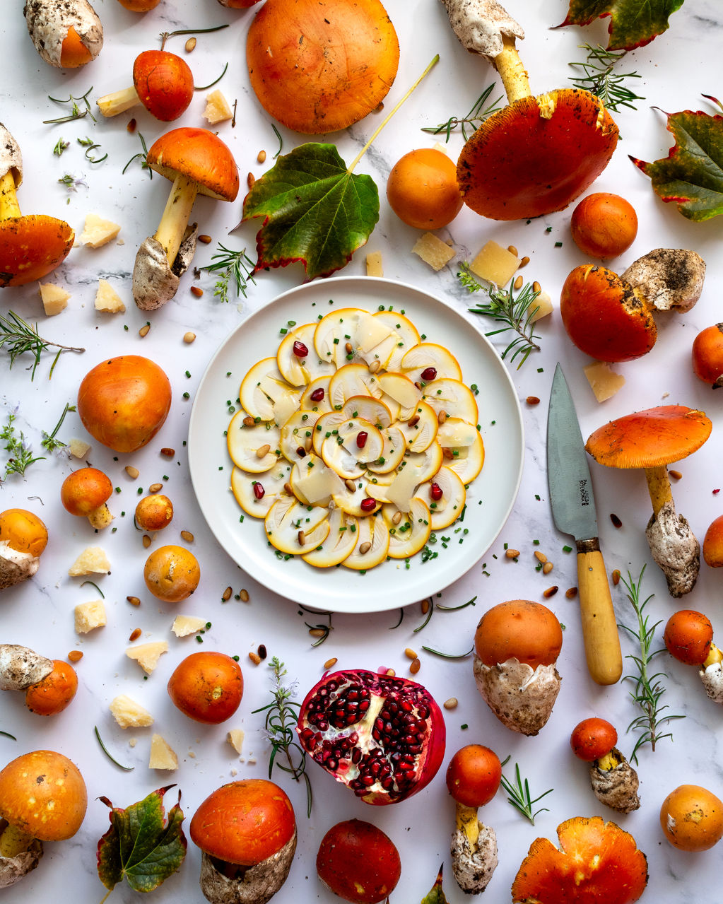 Carpaccio de ous de reig (amanita caesaria) con vinagreta de mostaza y limón