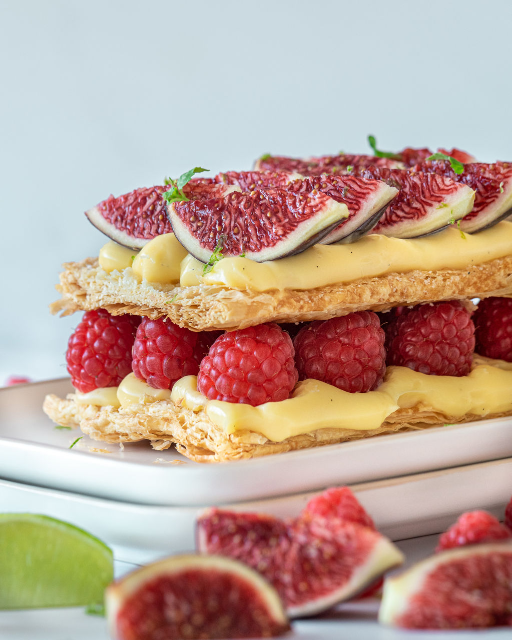 Milhojas de higos y frambuesas con crema al toque de vainilla