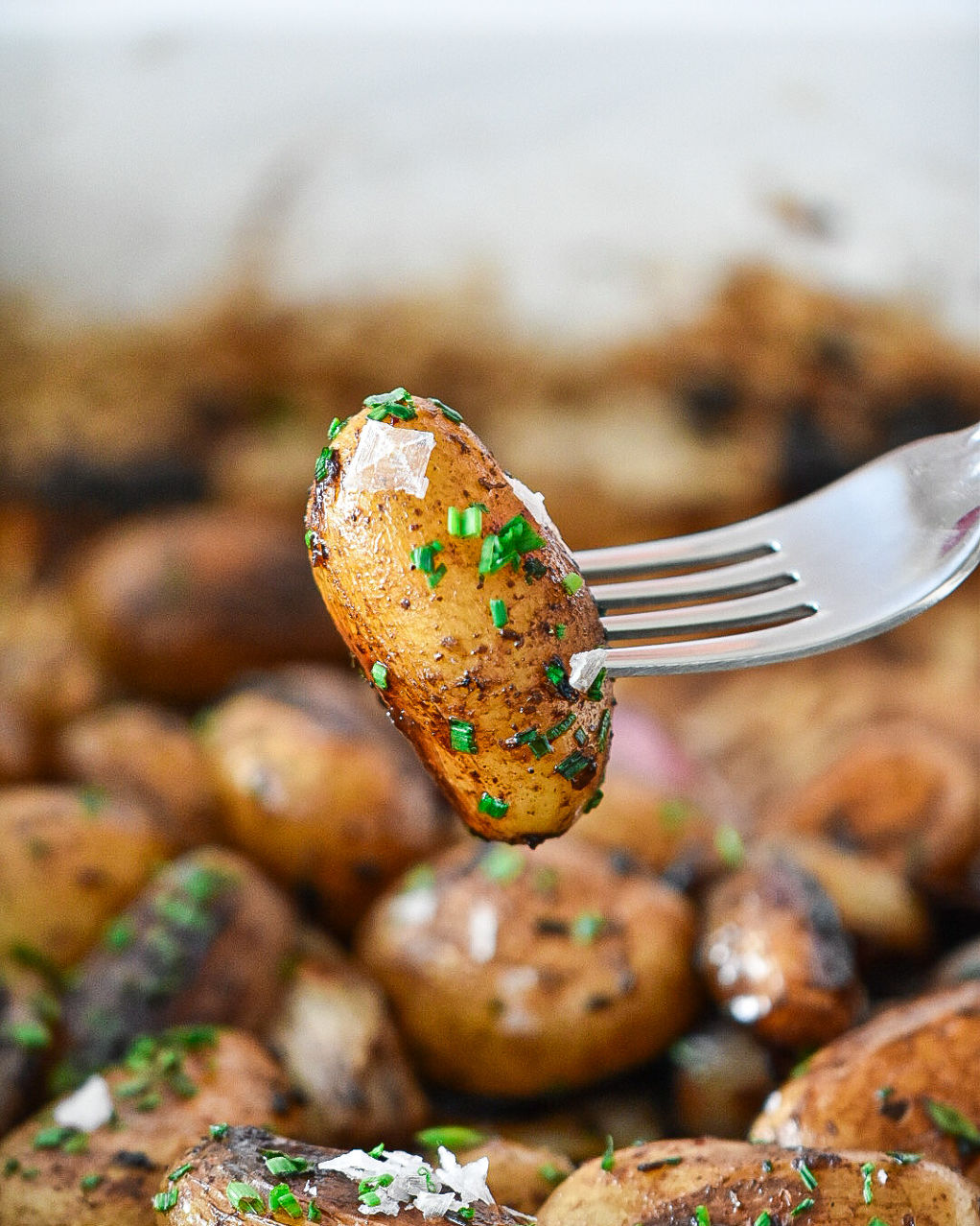 Patatas y cebollas asadas con balsámico y hierbas aromáticas