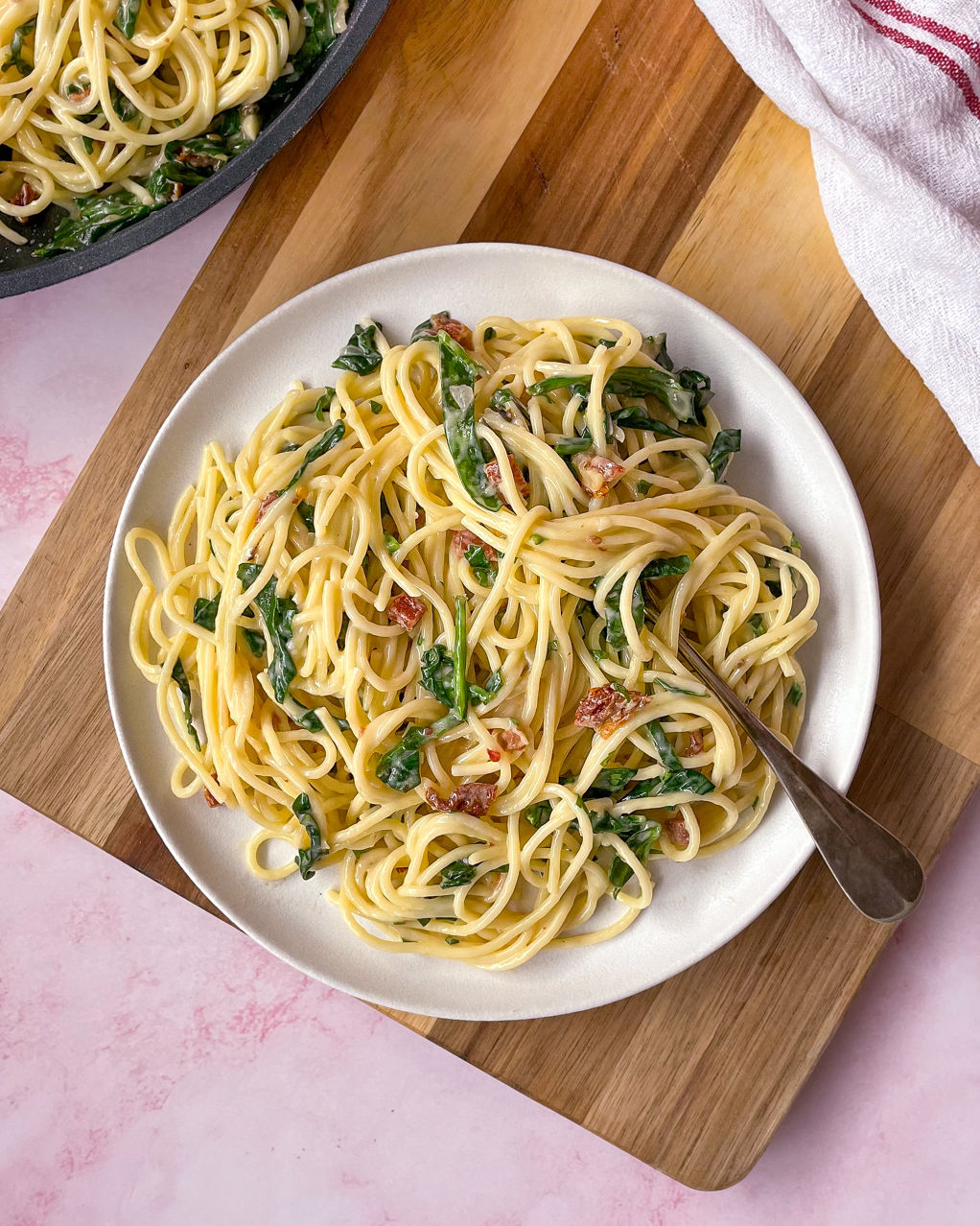 Pasta express con espinacas, tomates seco y parmesano