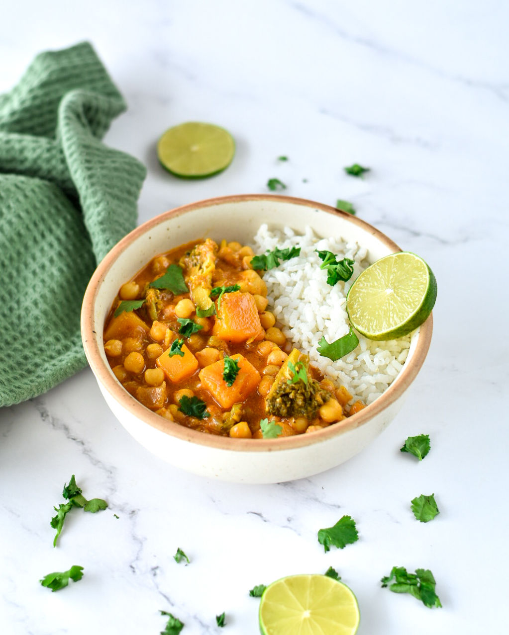 Curry de garbanzos con calabaza y toque de verbena