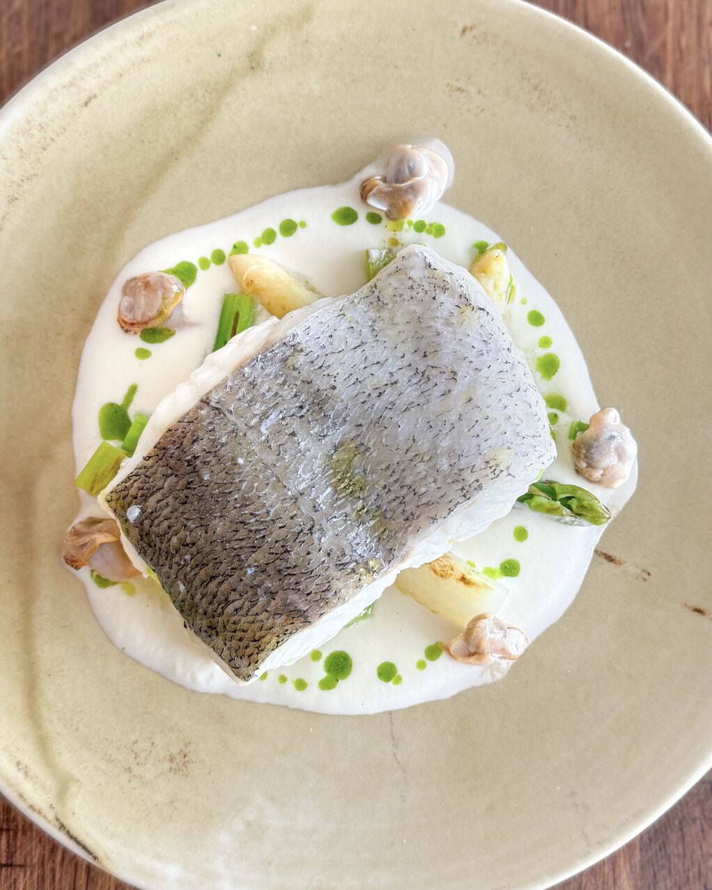 Lluç amb salsa d'espàrrecs i escopinyes