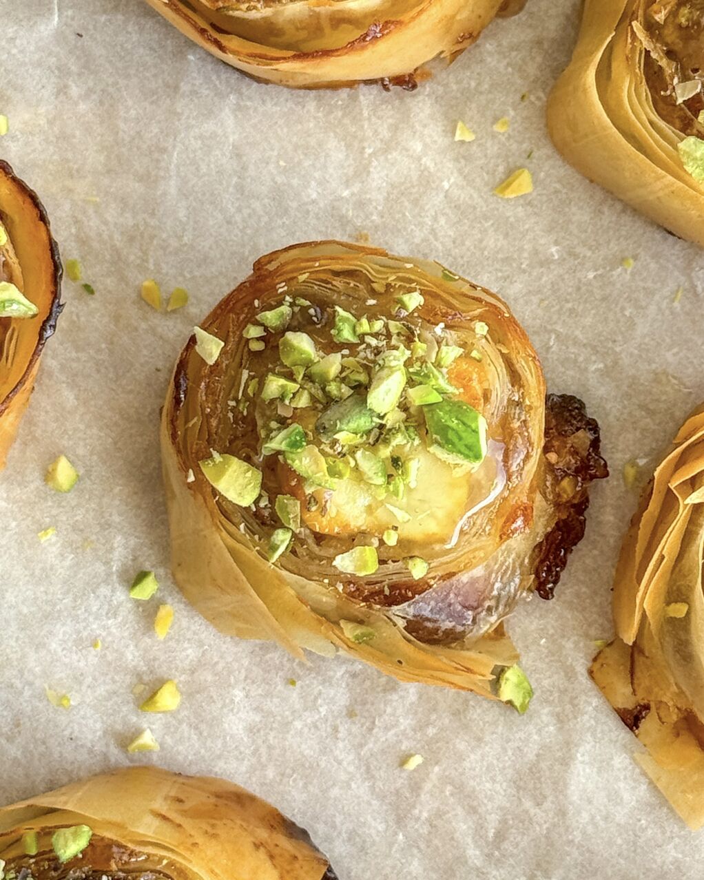 Tastets cruixents de formatge feta, figues, festucs i farigola