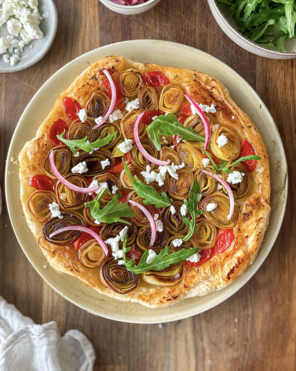 Tatin de porros i tomàquets cirera