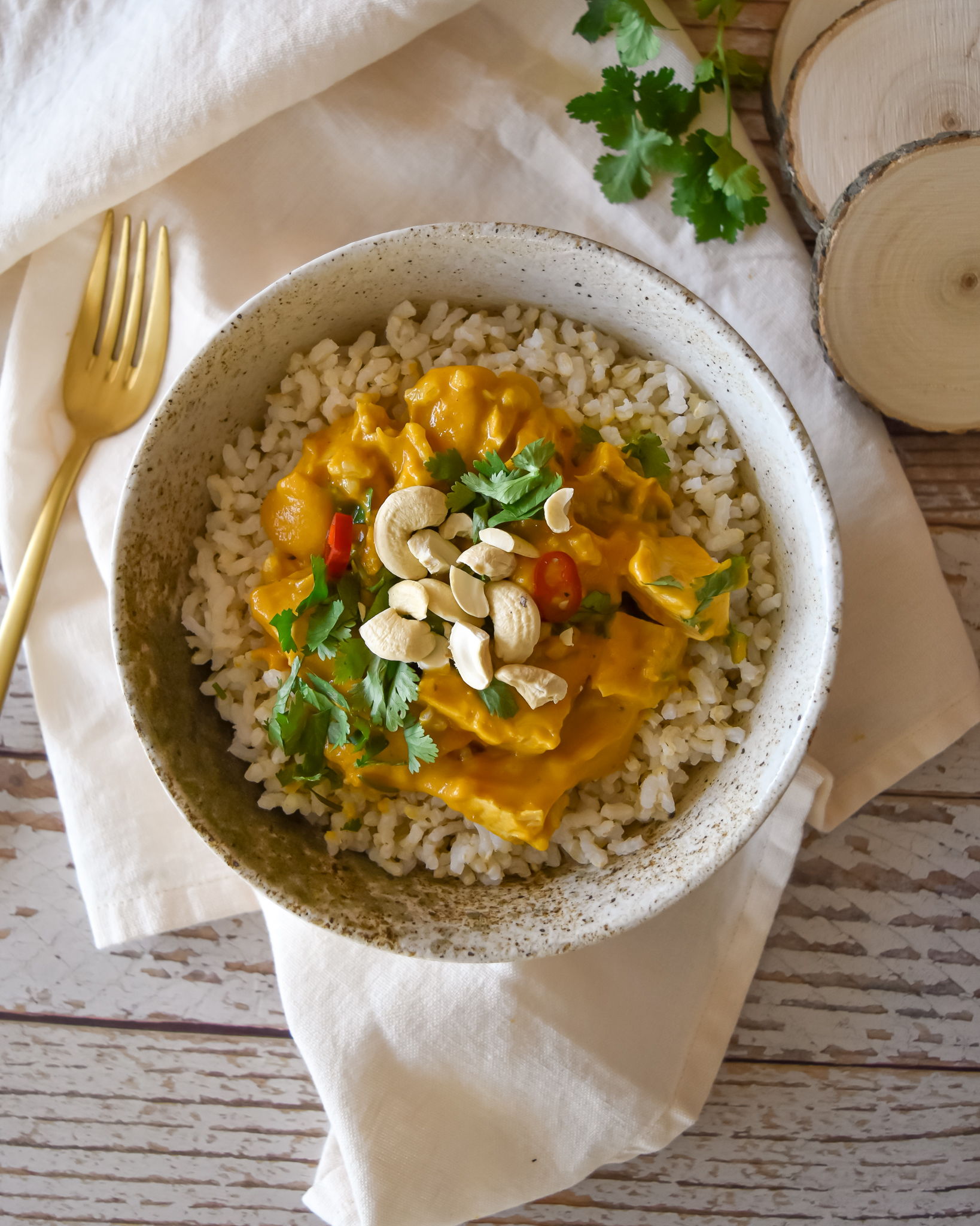 Pollo al curry de mango y anacardos con arroz integral